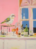 Vink op een vensterbank tussen wijnglazen en flessen tegen een roze muur