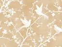 Illustratie van witte vogels tussen bloesemtakken op goudbeige achtergrond