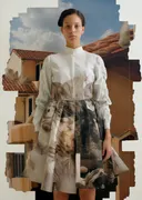 Vrouw met collage-jurk schilderij, conceptuele modekunst