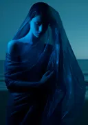Vrouw in blauwe sluier bij zee schilderij, sereen portret