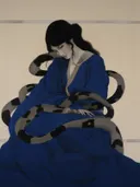 Surrealistisch portret van een vrouw in blauwe kimono omstrengeld door een grote gevlekte slang