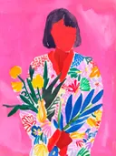 Vrouw in roze jurk met bloemenprint tegen een felroze achtergrond