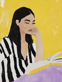 Vrouw in gestreepte blouse leest een boek, geel en paars
