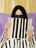 Vrouw houdt gestreept boek voor gezicht