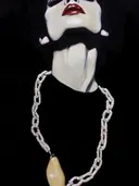 Vrouw met schakelketting en gouden hanger, portret schilderij