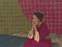 Vrouw op de rots in magenta en olijfgroen, landschap schilderij