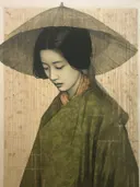 Portret van een vrouw met brede strooien hoed en groene kimono, neerkijkend.