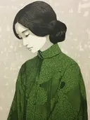 Zijaanzicht van vrouw met donker haar in knot en groene kimono met bladpatroon.