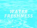 Typografisch ontwerp met de tekst Water Freshness over turquoise waterreflecties