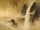 Waterval in de mist in goud en brons, mistig oosters landschap