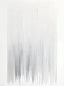 Abstract schilderij met dikke witte druipende verfstrepen op lichte achtergrond.