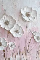 Witte anemonen met reliëf-textuur op houtnerf-achtige roze-witte achtergrond