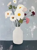 Stilleven met witte bloemen in een witte vaas