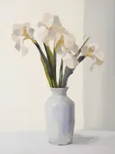 Witte irissen in een vaas tegen een lichte achtergrond