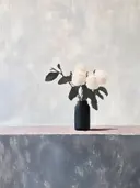 Witte rozen in een donkere vaas, stilleven