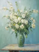 Boeket witte wilde bloemen in een glazen vaas tegen turquoise achtergrond.