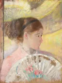 (Young lady in a loge gazing to right032608) van Mary Cassatt: portret met vrouw, waaier, loge en theater, in roze en crème