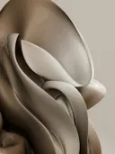 Close-up van abstracte, golvende sculpturale vormen in beige en zandkleurige tinten.