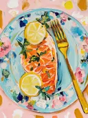 Schilderij van een gebakken zalmfilet met citroenschijfjes op een blauw bloemenbord met een gouden vork.