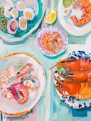 Schilderij van meerdere borden met garnalen, eieren en citroen op een lichtblauwe tafel.