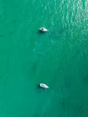 Luchtfoto van twee zeilboten op turquoise zeewater