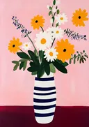 Boeket bloemen in een gestreepte vaas op roze achtergrond