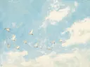 Schilderij van vliegende zwanen tegen een bewolkte lucht.