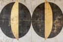 Art-decoschilderij met twee zwarte cirkels en gouden sikkelvormen op crème achtergrond