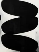 Abstract schilderij met een zigzaggend zwart lint op een crèmekleurige achtergrond.
