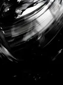 Expressief zwart-wit abstract kunstwerk met draaiende penseelstreken