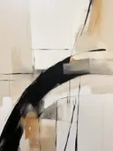 Abstract schilderij met een diagonale zwarte boogstreek en dunne druipende lijnen.