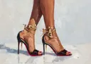 Close-up van benen in zwarte pumps met gouden enkelbandjes en rode zool