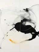 Abstract schilderij met een zwarte inktvorm en een oranje gloed op een lichte achtergrond.