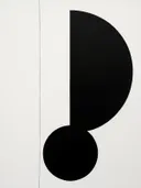 Abstract schilderij met een grote komma-achtige zwarte vorm op een lichte achtergrond.