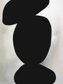 Abstract schilderij met een gestapelde organische zwarte vorm op een lichte achtergrond.