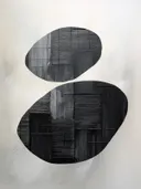 Zwarte s-vorm op wit, abstract schilderij