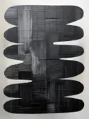 Abstract schilderij met een verticale zwarte zigzagvormige kolom op een crèmekleurige achtergrond.