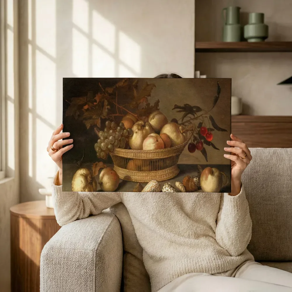 Sfeerimpressie: Een mand met kersen, appels, perziken en een tros druiven van Balthasar van der Ast terwijl het omhoog wordt gehouden