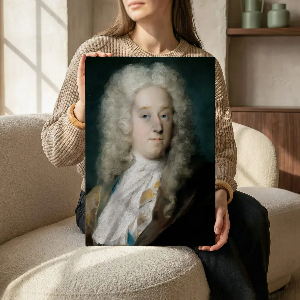 Sfeerimpressie: Een heer in een jas met gouden patroon en een violetbruine mantel van Rosalba Carriera terwijl het zittend wordt getoond