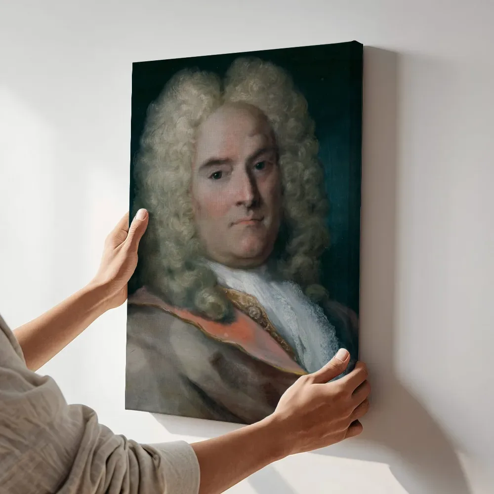 Sfeerimpressie: A Gentleman in a Gray Cape over a Gold-Embroidered Coat van Rosalba Carriera terwijl het aan de muur wordt gehangen