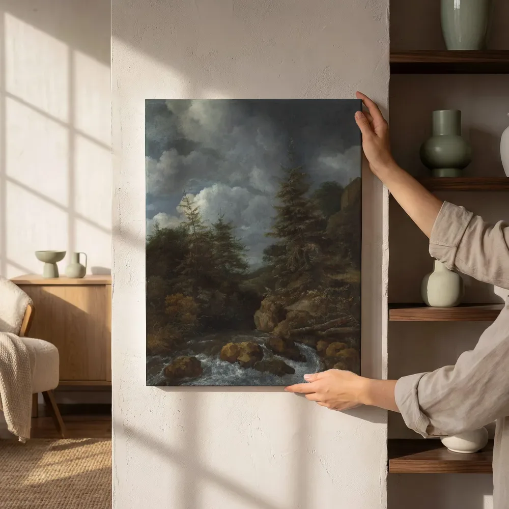 Sfeerimpressie: Een rivierlandschap met sparren bij een waterval van Jacob van Ruisdael naast de kast