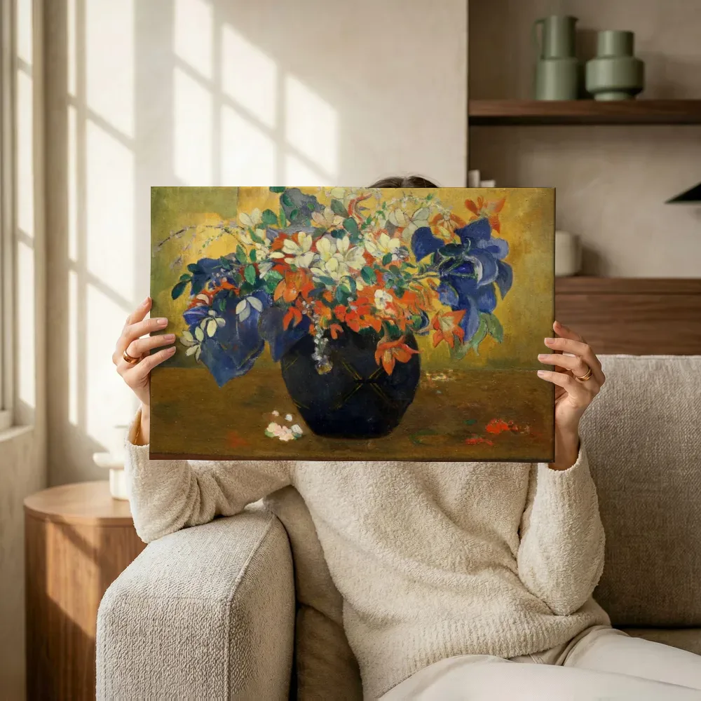Sfeerimpressie: Een vaas met bloemen van Paul Gauguin terwijl het omhoog wordt gehouden