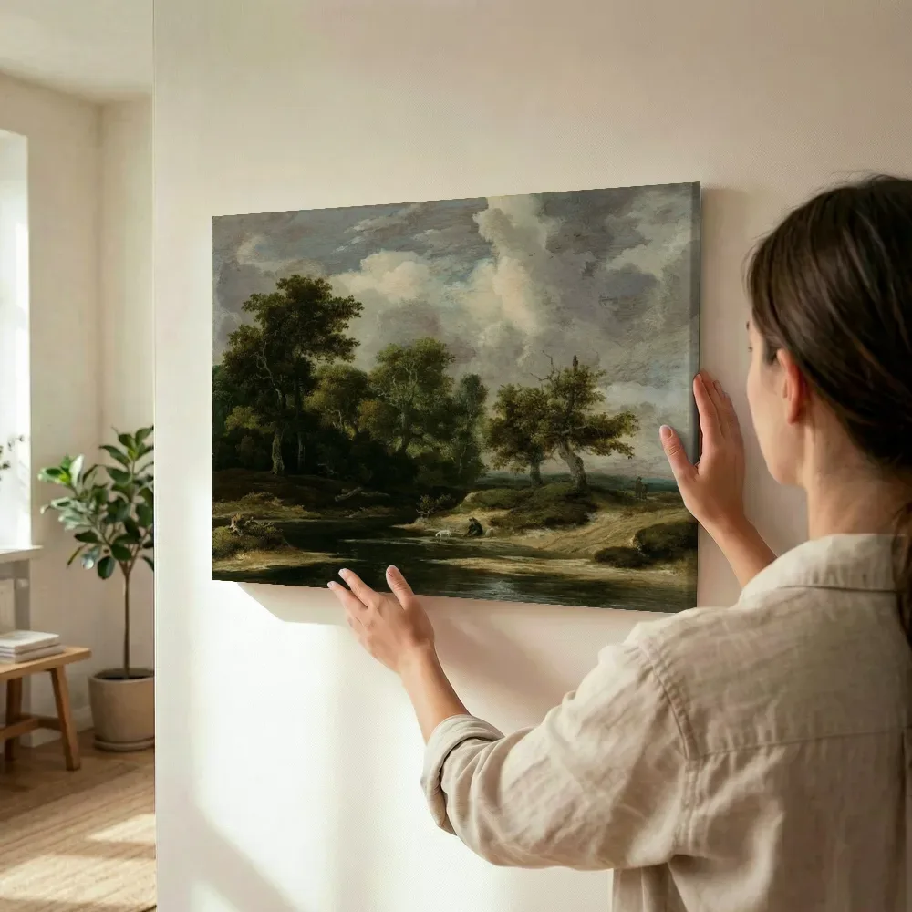 Sfeerimpressie: Een bosrijk rivierlandschap met een reiziger en een hond van Jacob van Ruisdael terwijl het wordt opgehangen
