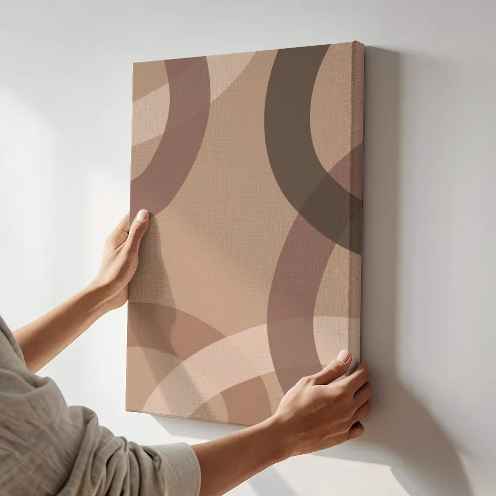 Sfeerimpressie: Aardse cirkels in terracotta terwijl het aan de muur wordt gehangen