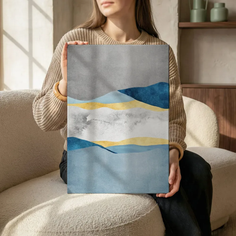 Sfeerimpressie: Abstract berglandschap in blauw en goud terwijl het zittend wordt getoond