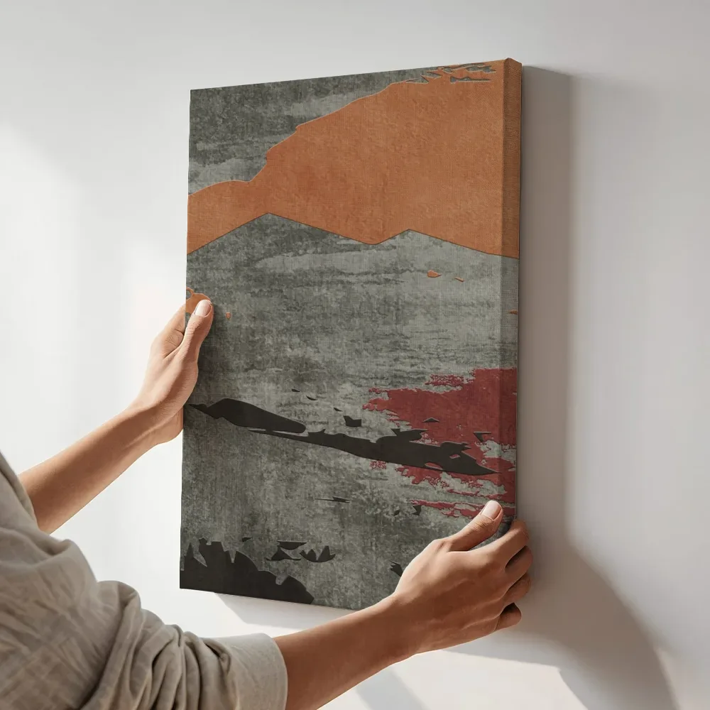 Sfeerimpressie: Abstract berglandschap in grijs en oranje terwijl het aan de muur wordt gehangen