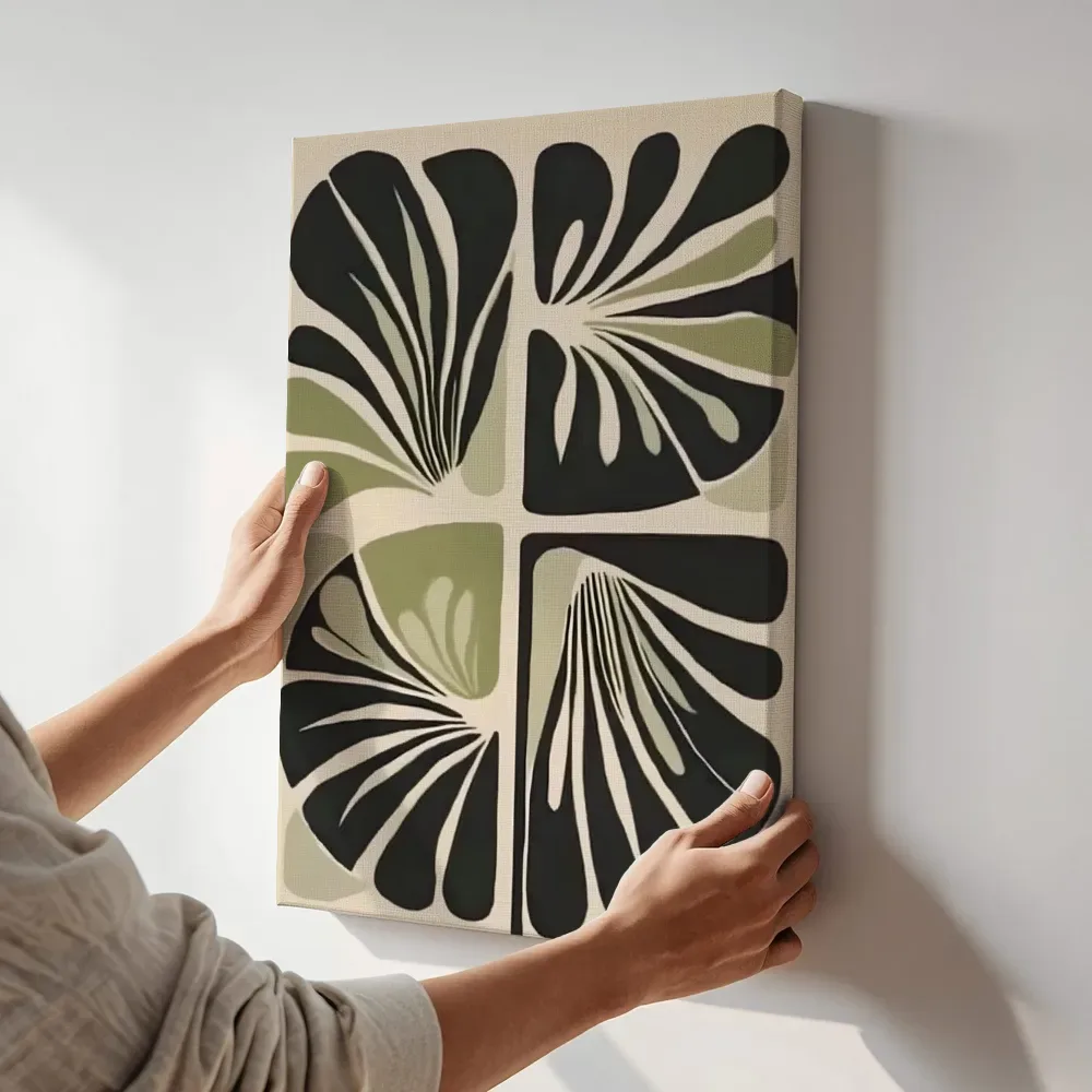 Sfeerimpressie: Abstract bladpatroon in vier vlakken terwijl het aan de muur wordt gehangen