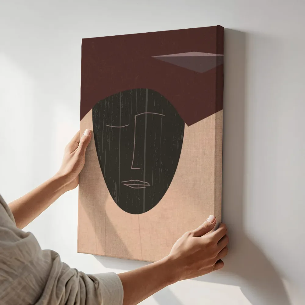 Sfeerimpressie: Abstract gezichtsmasker in terracotta en bruin terwijl het aan de muur wordt gehangen