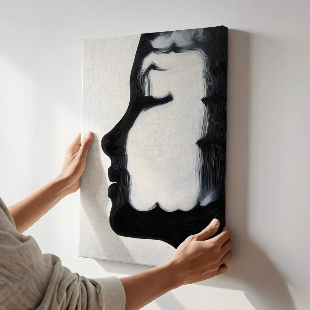 Sfeerimpressie: Abstract gezichtsprofiel in zwart terwijl het aan de muur wordt gehangen