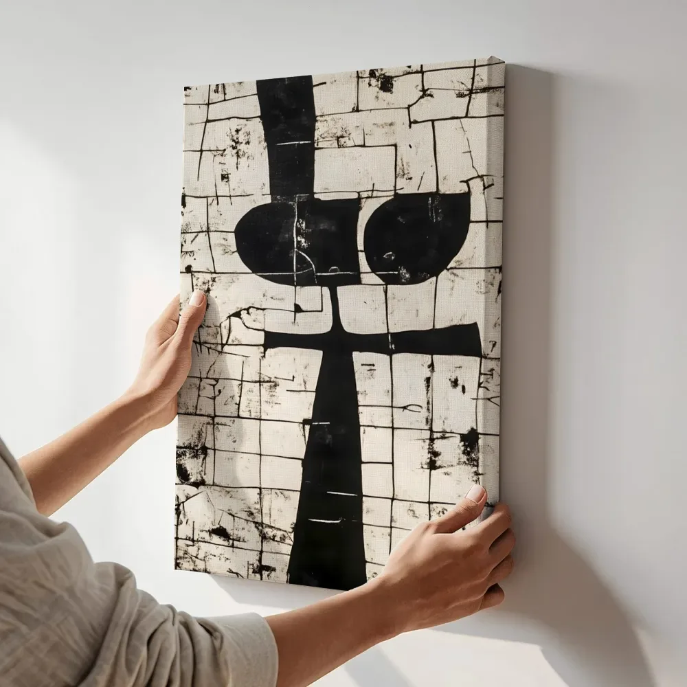 Sfeerimpressie: Abstracte kruisvorm terwijl het aan de muur wordt gehangen